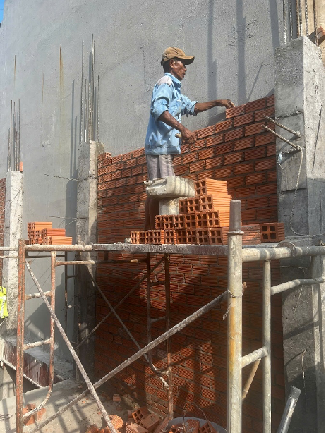 Đổ bê tông cột, xây tường tầng 2